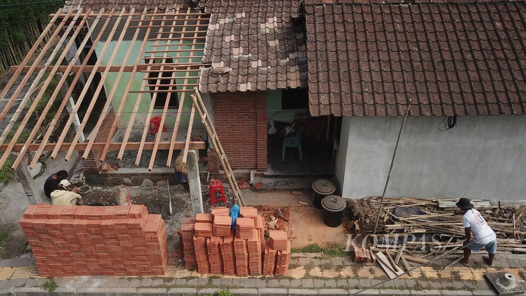 Pekerja merenovasi rumah menjadi <i>homestay</i> dengan dana Bantuan Stimulan Perumahan Swadaya (BSPS) di Desa Borobudur, Kecamatan Borobudur, Magelang, Jawa Tengah, Selasa (1/12/2020). Pemberian bantuan dari Kementerian Pekerjaan Umum dan Perumahan Rakyat tersebut untuk menambah ketersediaan <i>homestay</i> bagi wisatawan di kawasan Borobudur. 