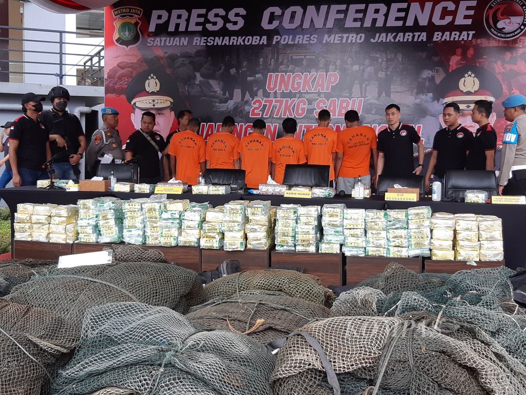 Polisi menunjukkan barang bukti sabu dan enam tersangka yang terlibat peredaran 277 kilogram sabu jaringan Malaysia-Indonesia di Polres Metro Jakarta Barat, Kamis (23/2/2023). 