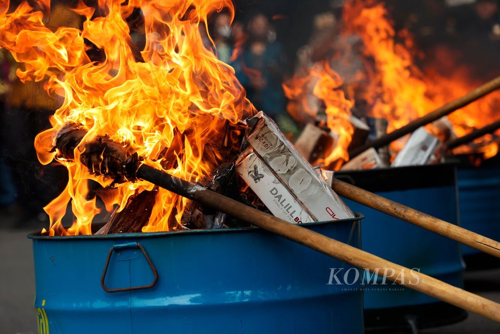 Api membakar produk rokok ilegal saat pemusnahan yang dilakukan secara simbolis di Kantor Gubernur Jawa Tengah, Kota Semarang, Jawa Tengah, Selasa (31/1/2023).  Pada periode Juni hingga Desember tahun 2022, total nilai barang yang dimusnahkan Rp 11,1 miliar dengan potensi kerugian negara Rp 7,53 miliar.