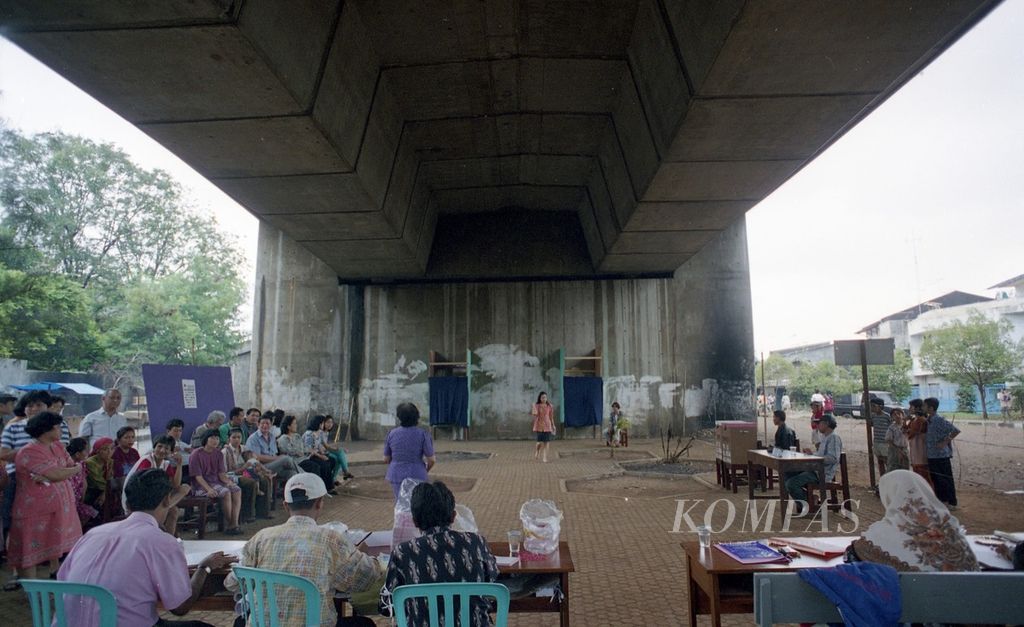 Kolong jembatan layang di daerah Tambora, Jakarta Utara, bisa menjadi tempat mencoblos yang megah, Selasa (6/7/1999). 