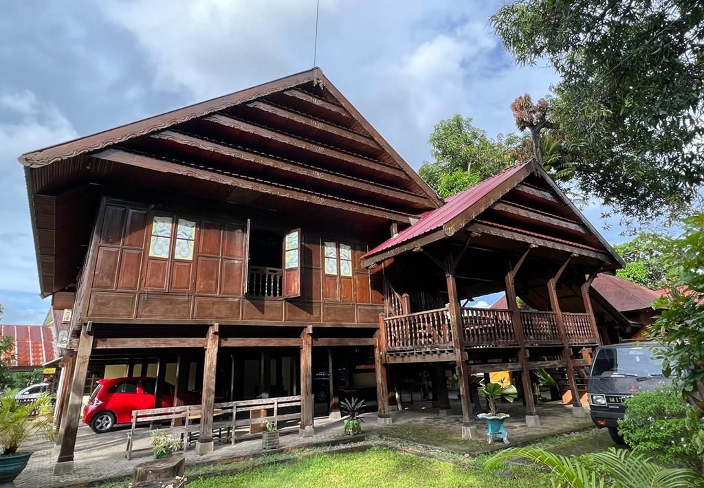 Salah satu rumah panggung tradisional di Kota Makassar, Sulawesi Selatan, yang masih dipertahankan pemiliknya, Minggu (20/3/2022). Rumah panggung bagi orang Bugis-Makassar merupakan warisan budaya yang sarat makna dan filosofi.