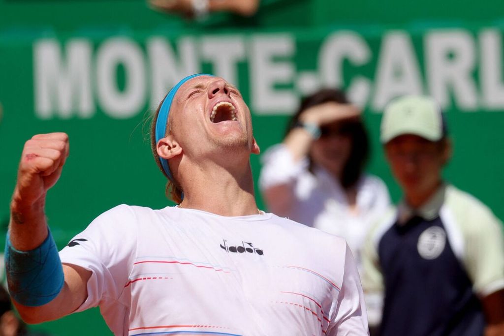 Petenis Spanyol, Alejandro Davidovich Fokina, meluapkan kegembiraannya seusai mengalahkan Taylor Fritz (Amerika Serikat) pada babak perempat final ATP Masters 1000 Monte Carlo, Jumat (15/4/2022), di Monako. Fokina menang, 2-6, 6-4, 6-3.