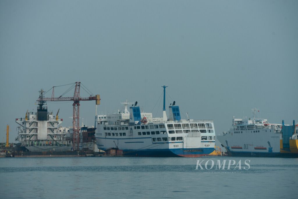 Beberapa kapal menjalani perawatan pada galangan kapal yang berada di kawasan Pelabuhan Tanjung Emas, Kota Semarang, Jawa Tengah, Selasa (21/7/2020). Transportasi laut saat ini memegang peranan penting dalam menggerakkan perekonomian di sejumlah pulau.