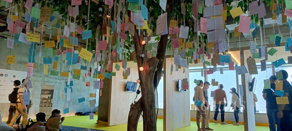 Sebuah pohon harapan digantungi aneka harapan dari warga Jakarta yang saat itu menonton pameran arsitektur Transition dalam Jakarta Architecture Festival 2023 di Thamrin NIne, Jakarta, Jumat (29/9/2023). Pohon sudah menjadi bagian dari kehidupan manusia.