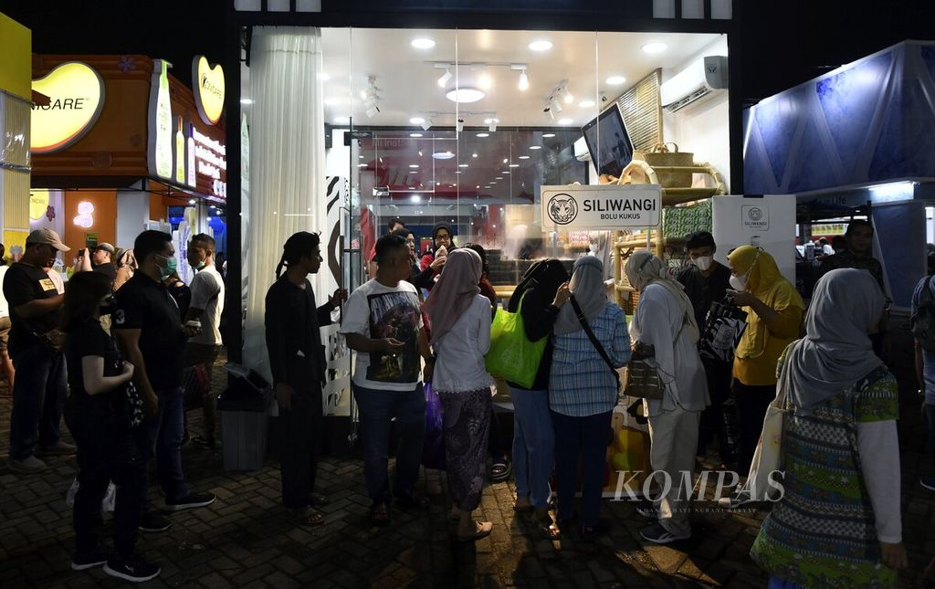 Pengunjung antre membeli makanan di salah satu stan Jakarta Fair Kemayoran 2022 yang berlangsung di Jakarta Internasional Expo Kemayoran, Jakarta, Kamis (9/6/2022). 