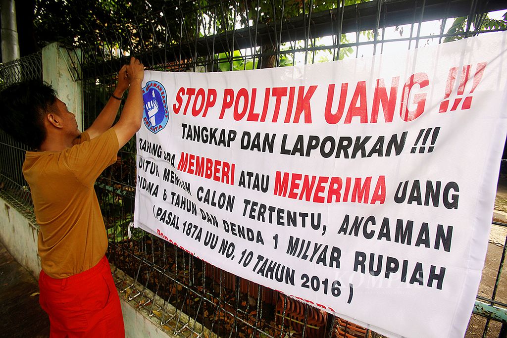 Imbauan tolak politik uang dipasang warga di daerah permukiman penduduk di Sukabumi Utara, Jakarta, Sabtu (28/1). Ancaman pidana 6 tahun dan denda Rp 1 miliar berdasarkan Pasal 187 A Undang-Undang Nomor 10 Tahun 2016 dapat dikenai kepada pemberi ataupun penerima.