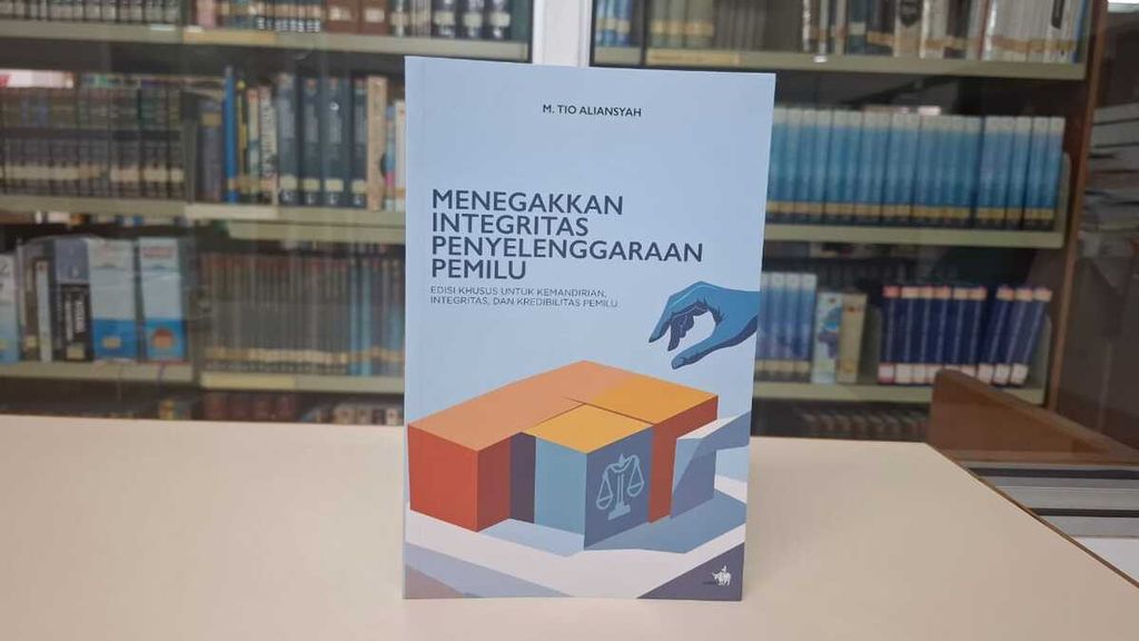 Halaman muka buku berjudul 'Menegakkan Integritas Penyelenggaraan Pemilu: Edisi Khusus untuk Kemandirian, Integritas, dan Kredibilitas Pemilu'