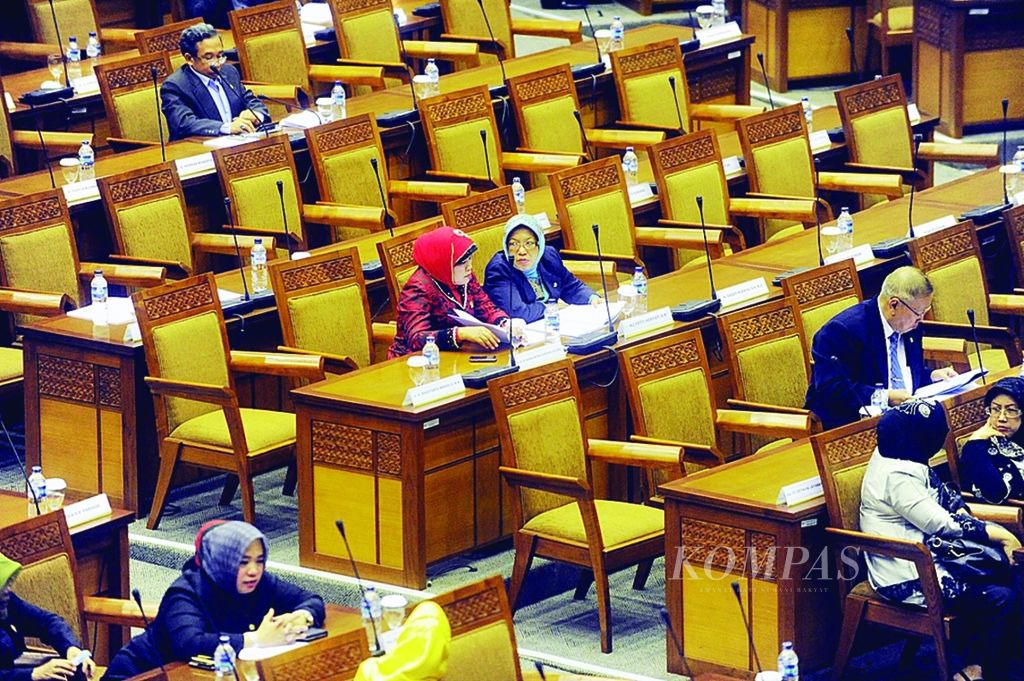 Sejumlah perempuan anggota Dewan Perwakilan Rakyat mengikuti rapat paripurna di Kompleks Parlemen, Senayan, Jakarta, Selasa (4/9). 