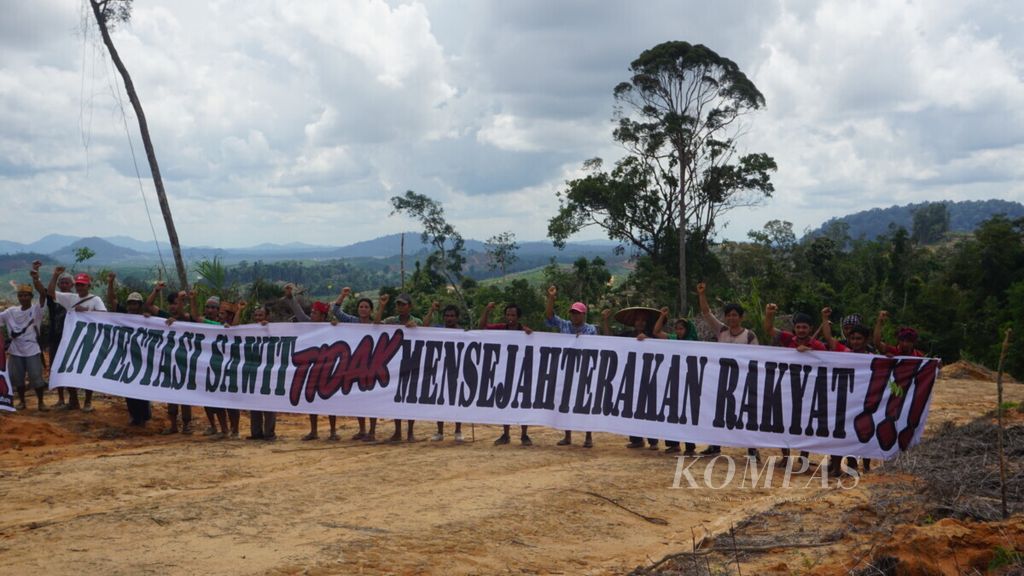 Warga Desa Kinipan, Kecamatan Batang Kawa, Kabupaten Lamandau, Kalimantan Tengah, memasuki lokasi pembukaan lahan oleh perusahaan perkebunan sawit, Minggu (20/1/2019). 
