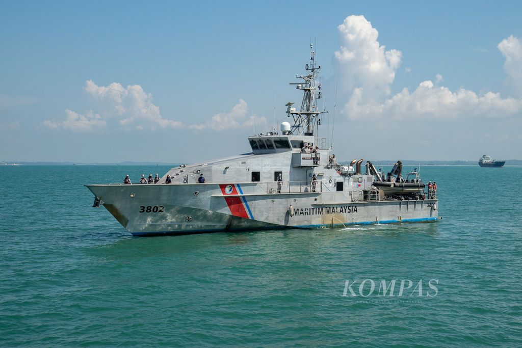 The maritime vessel Satria owned by the Malaysian Maritime Enforcement Agency (APMM) is preparing to dock at the Bintang Laut National vessel owned by the Indonesian Maritime Security Agency (Bakamla) in the waters of Pengerang, Malaysia, on Monday (26/4/2021).
