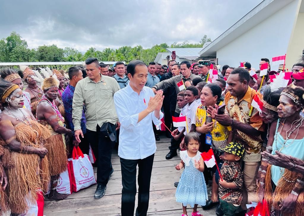 Presiden Joko Widodo ketika meresmikan pengembangan Bandar Udara Ewer di Distrik Agats, Kabupaten Asmat, Provinsi Papua Selatan, Kamis (6/7/2023). Peresmian pengembangan bandara ini akan membuka keterisolasian wilayah dan akan mempercepat pengiriman logistik. 