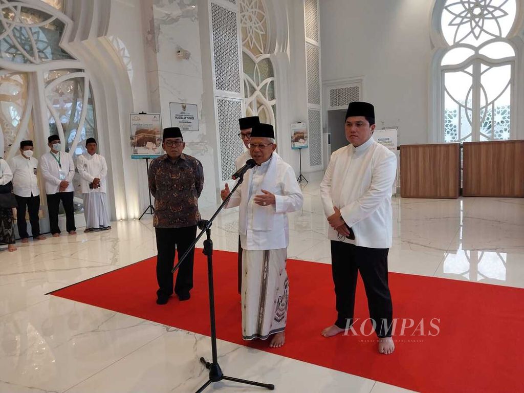 Wakil Presiden Ma’ruf Amin saat menjawab pertanyaan media seusai peringatan Hari Santri Nasional 2022 Masyarakat Ekonomi Syariah (MES) di Masjid At-Thohir, Depok, Provinsi Jawa Barat, Senin (31/10/2022).