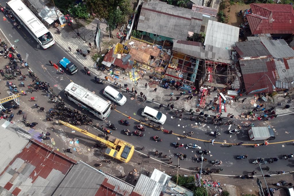 Foto udara pembongkaran lapak pedagang kaki lima (PKL) di Jalan Raya Puncak, Cisarua, Kabupaten Bogor, Jawa Barat, Senin (24/6/2024). Pemerintah Kabupaten Bogor menyebutkan, ada 331 lapak PKL yang ditertibkan di kawasan wisata Puncak yang merupakan bangunan liar.