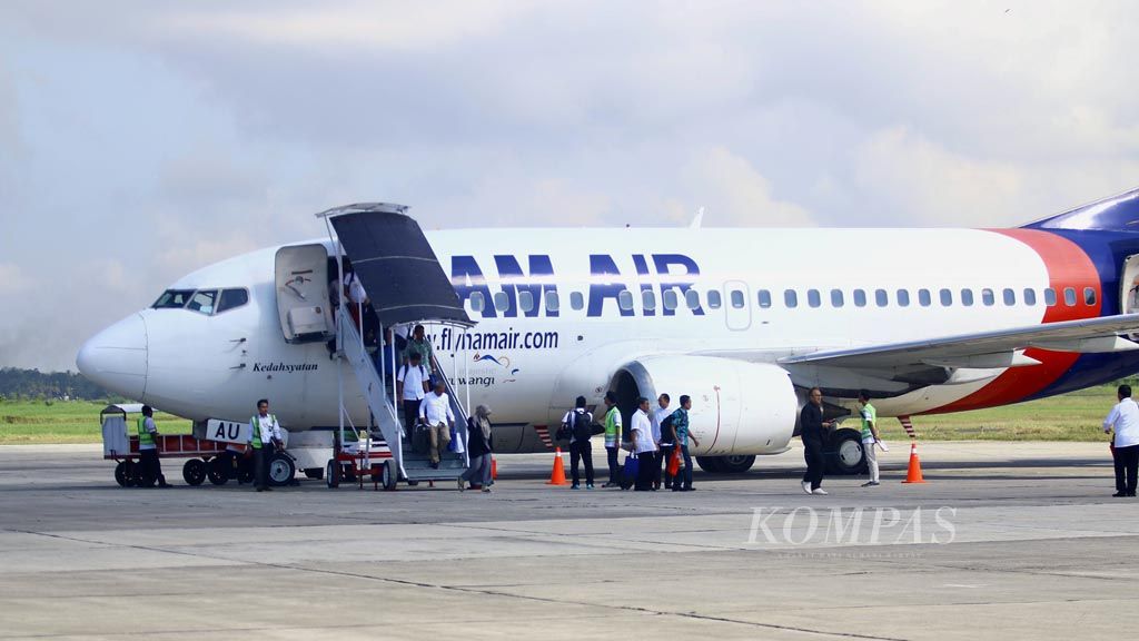 Penumpang NAM Air dari Jakarta tiba di Bandara Blimbingsari, Banyuwangi, Jumat (16/6). NAM Air menjadi maskapai pertama yang membuka rute penerbangan langsung Jakarta-Banyuwangi pergi-pulang.