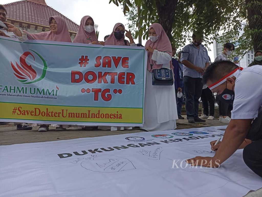Para dokter melakukan aksi unjuk rasa di depan Pengadilan Negeri Medan, Sumatera Utara, Selasa (14/6/2022). Mereka meminta vaksinator Covid-19 dokter TGA dibebaskan dari dakwaan dalam kasus vaksinasi kosong.