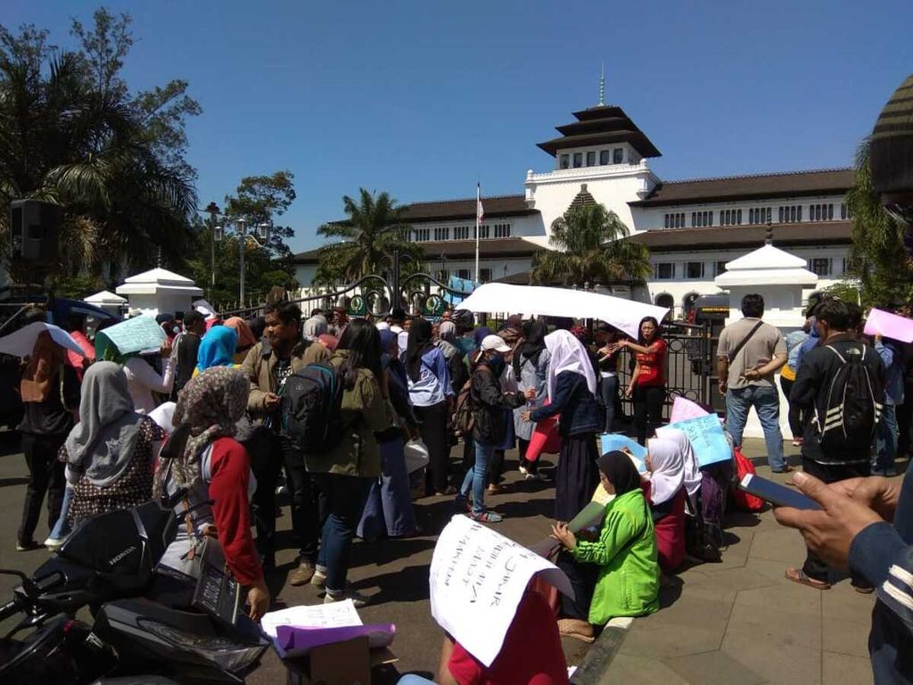 Para orangtua siswa di Kota Bandung, Jawa Barat, berunjuk rasa untuk memprotes kebijakan zonasi dalam penerimaan peserta didik baru. Banyak persoalan dari kebijakan ini, mulai dari penetapan zonasi hingga terbatasnya jumlah sekolah berkualitas baik sesuai harapan masyarakat.