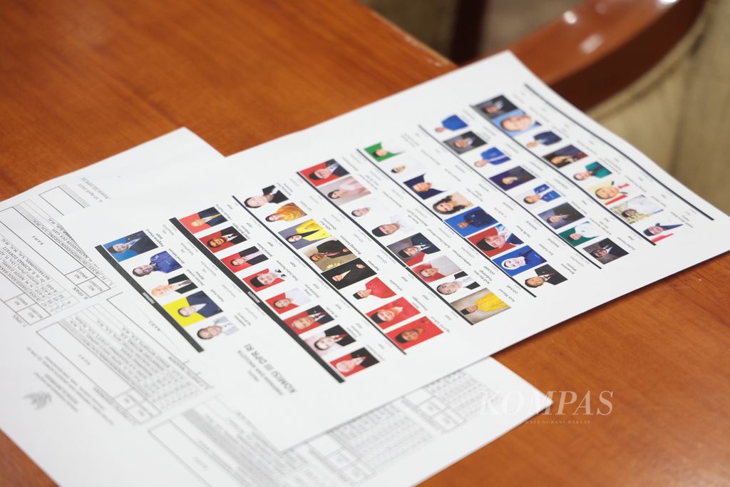 Daftar nama dan foto anggota Komisi III berada di meja saat rapat dengar pendapat Komite Koordinasi Nasional Pencegahan dan Pemberantasan Tindak Pidana Pencucian Uang (TPPU) dengan Komisi III DPR di Kompleks Parlemen, Senayan, Jakarta, Selasa (11/4/2024).