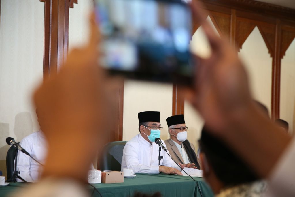 Rais Aam Pengurus Besar Nahdlatul Ulama (PBNU) KH Miftachul Akhyar (kanan) bersama Ketua Umum PBNU KH Yahya Cholil Staquf (tengah) saat mengumunkan kepengurusan PBNU periode 2022-2027 di kantor PBNU, Jakarta, Rabu (12/1/2022). 