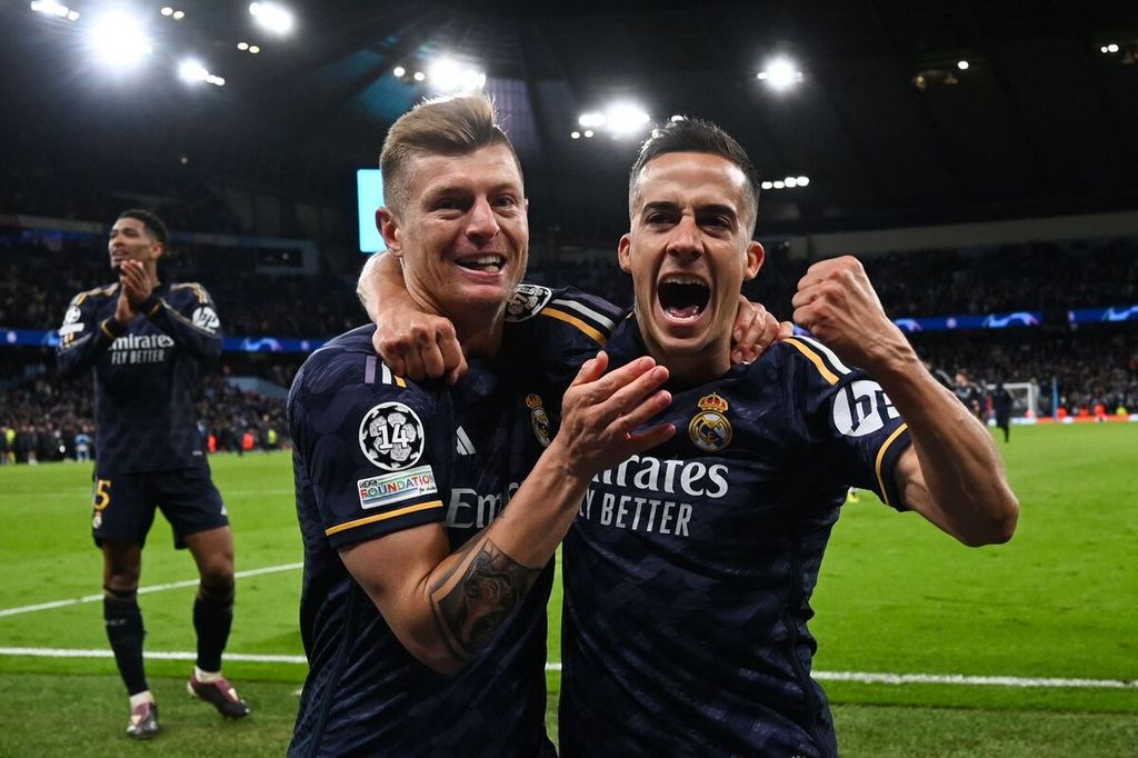 Real Madrid players, Lucas Vazquez (right) and Toni Kroos, celebrate their success in advancing to the Champions League semifinals after defeating Manchester City at Etihad Stadium, Manchester, on Thursday (18/4/2024) early morning WIB.
