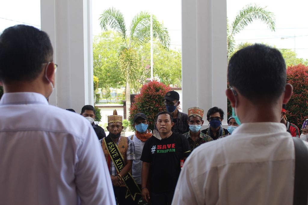 Perwakilan peserta aksi menemui Ketua Pengadilan Negeri Palangkaraya Paskatu Hardinata di kantor Pengadilan Tindak Pidana Korupsi Palangkaraya, Kalteng, Senin (31/1/20222). Mereka mendesak pengadilan mengabulkan permohonan pengalihan penahanan Willem Hengki menjadi tahanan kota.