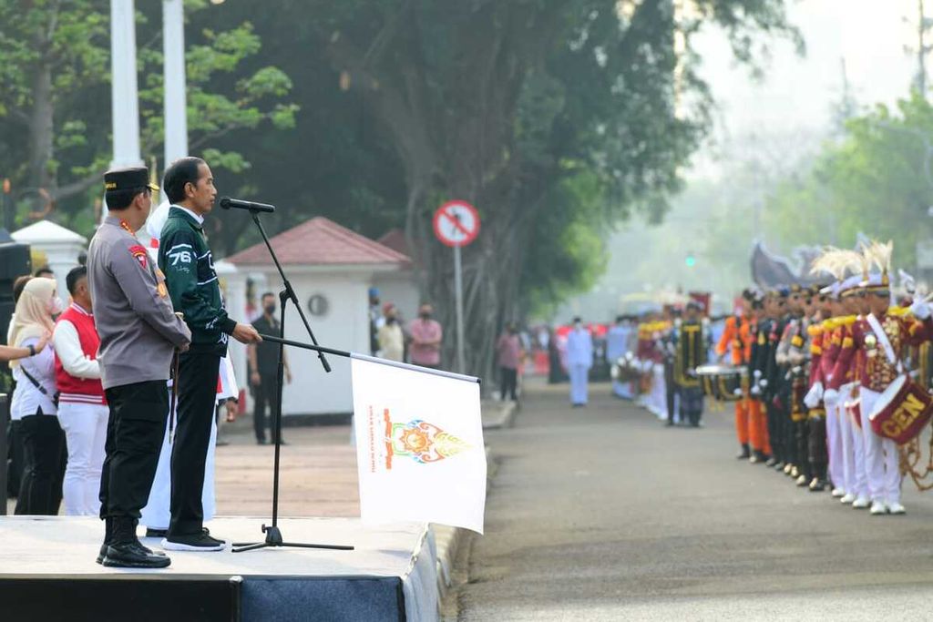 Presiden Joko Widodo melepas Kirab Merah Putih yang mengangkat tema “Menciptakan Kesatuan Indonesia yang Harmoni” di halaman depan Istana Merdeka, Jakarta, pada Minggu, 28 Agustus 2022.