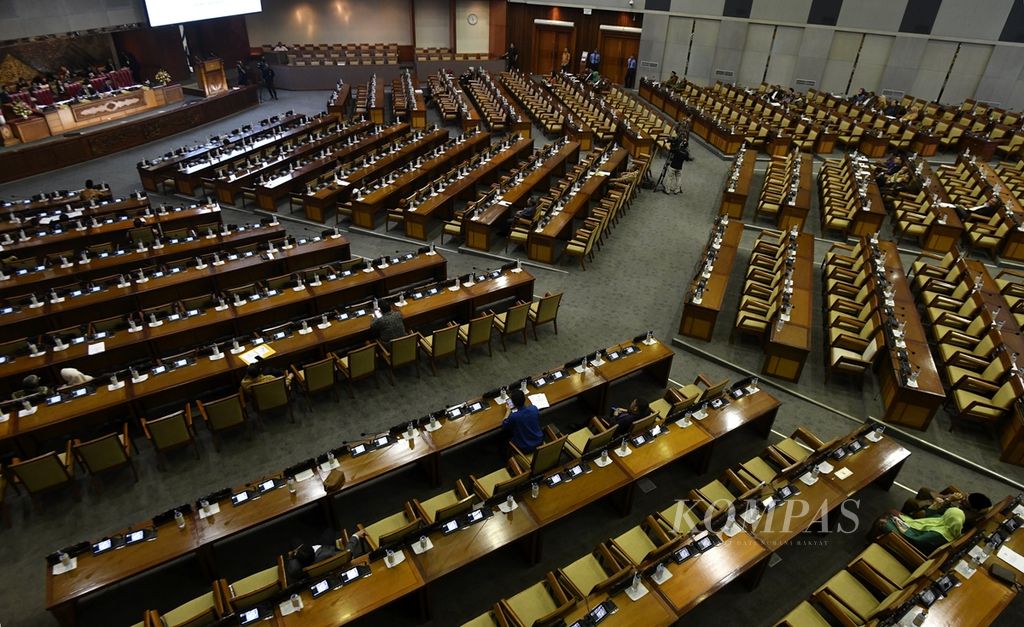 Most of the seats for council members were seen empty during the 4th Plenary Session of the DPR during the first trial of the 2019-2020 session at the Parliament Complex, Senayan, Jakarta, Tuesday (27/8/2019).