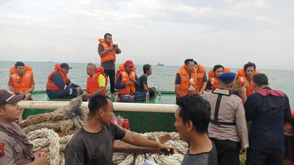 Sejumlah awak Kapal Motor Kirana 1 diselamatkan oleh kapal Ditpolairud Polda Jateng saat kapalnya mengalami kebakaran di perairan sekitar Pelabuhan Tanjung Emas Semarang, Minggu (11/8/2024). Tidak ada korban jiwa dalam kebakaran tersebut. Penyebab kebakaran belum diketahui.