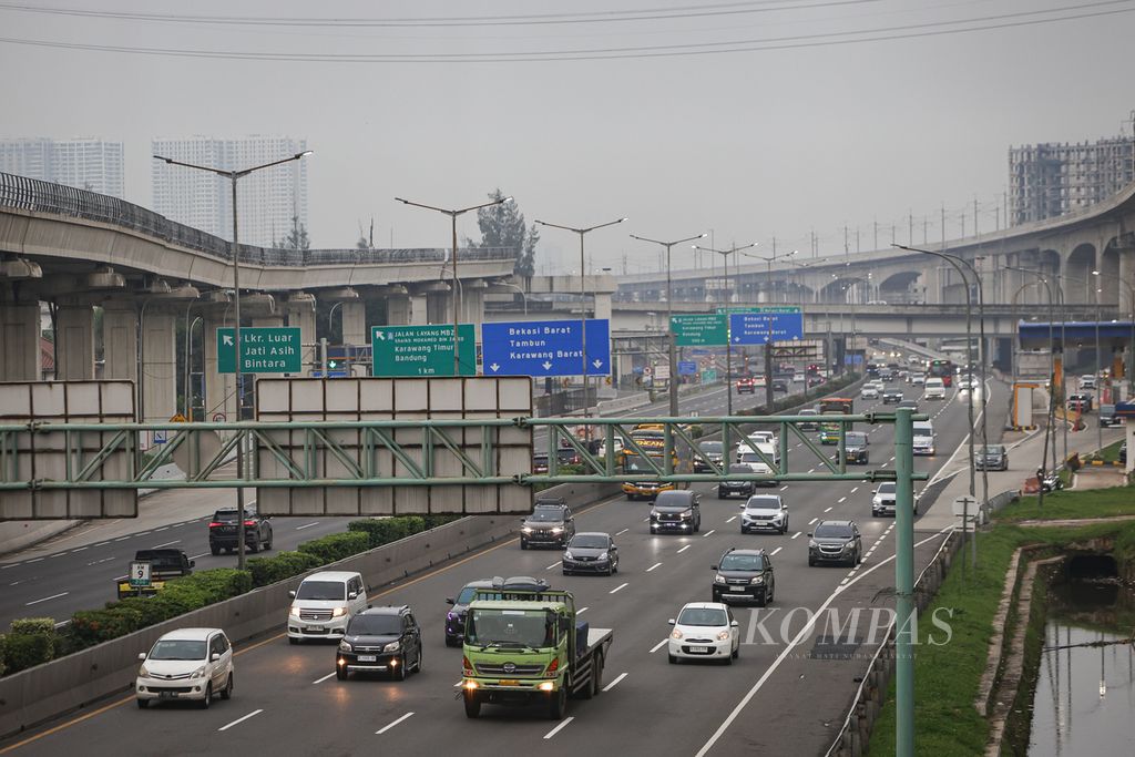 Arus lalu lintas di Jalan Tol Jakarta-Cikampek di Kota Bekasi, Jawa Barat, Minggu (31/3/2024). 