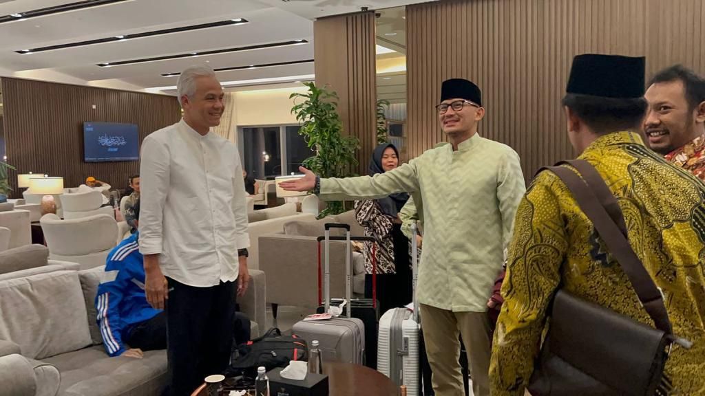 Minister of Tourism and Creative Economy Sandiaga Salahuddin Uno met with potential presidential candidate from PDI-P, Ganjar Pranowo, at the waiting room for aircraft arrival at King Abdulaziz International Airport, Jeddah, Saudi Arabia, on Saturday (July 1, 2023).