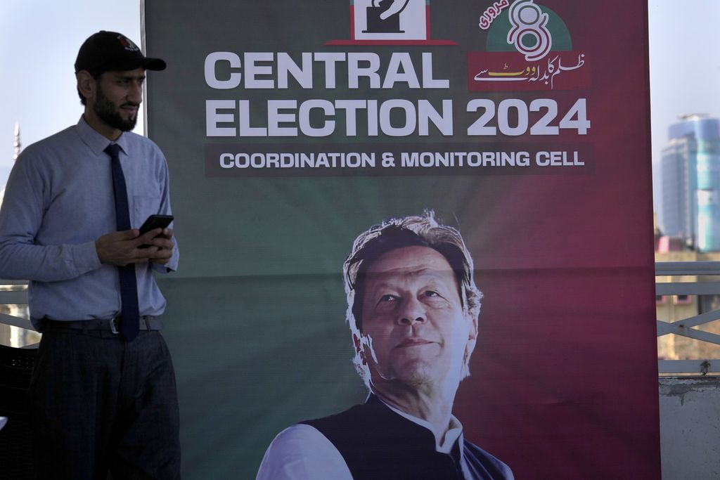 Poster bergambar tokoh Partai Partai Tehrek-e-Insaaf (PTI) Imran Khan terpasang di Islamabad, Pakistan, pada Jumat (9/2/2024). 