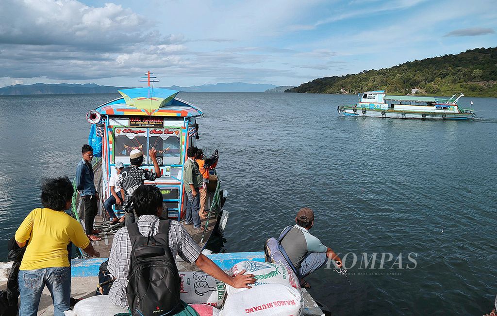 Aktivitas kapal penyeberangan di sekitar Dermaga Sibandang, Kabupaten Tapanuli Utara, Sumatera Utara, Senin (20/6). Selain menjadi transportasi utama warga, kapal penyeberangan juga bisa menjadi pilihan bagi wisatawan untuk menikmati keindahan Danau Toba.  