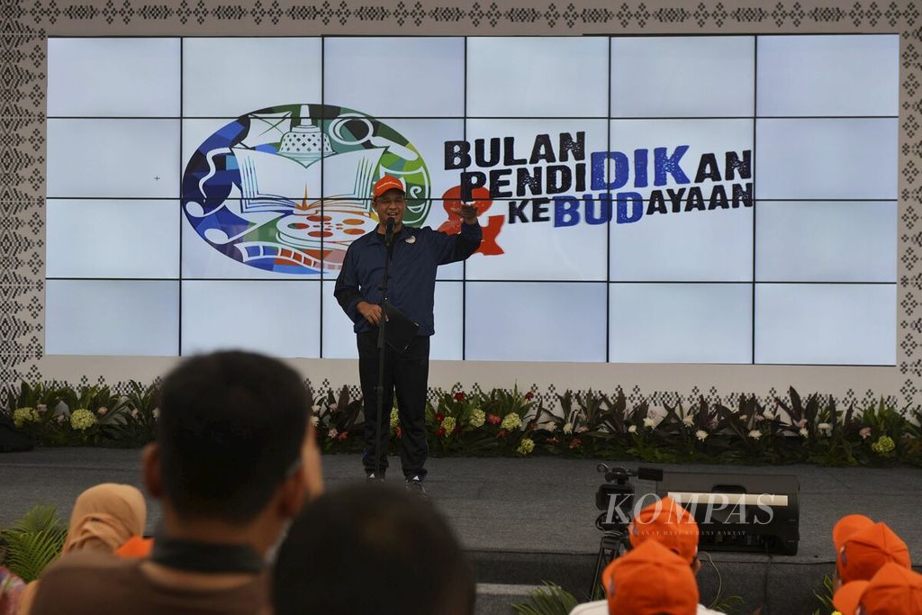 Menteri Pendidikan dan Kebudayaan Anies Baswedan memberikan sambutan pada puncak acara Pesta Pendidikan 2016 di halaman Kantor Kementrian dan Kebudayaan, Jakarta, Minggu (29/5). 