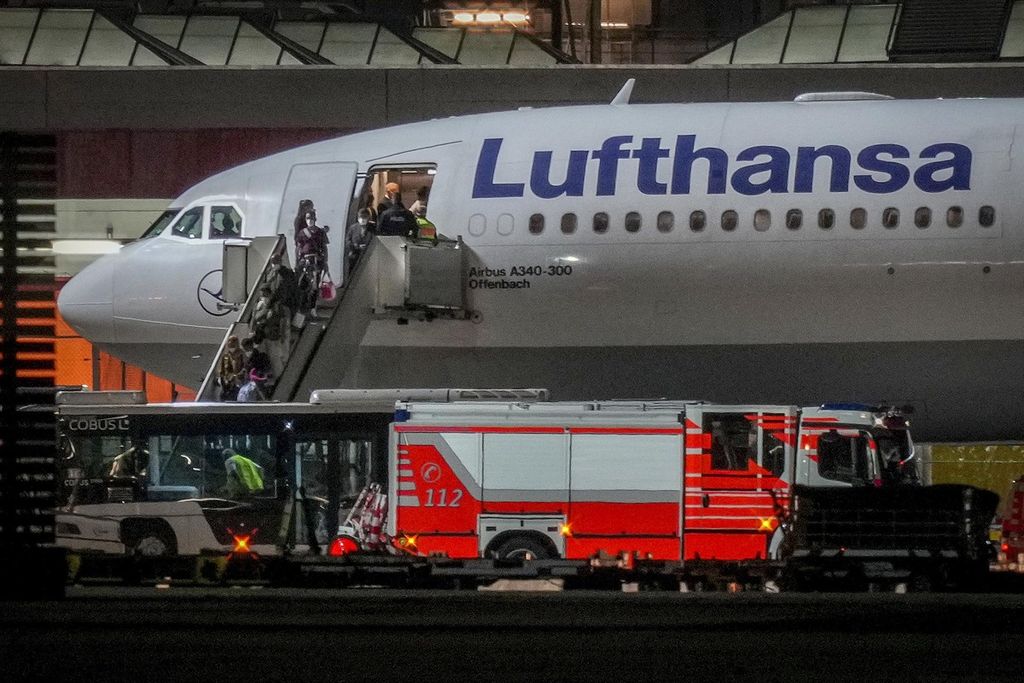 Penumpang turun dari pesawat Lufthansa di bandara di Frankfurt, Jerman, Rabu (18/8/2021) Di dalamnya ada sekitar 130 orang yang dievakuasi dari Afghanistan. Walaupun Taliban telah berkomitmen untuk melindungi perempuan, tapi dunia masih memandangnya dengan skeptis. 