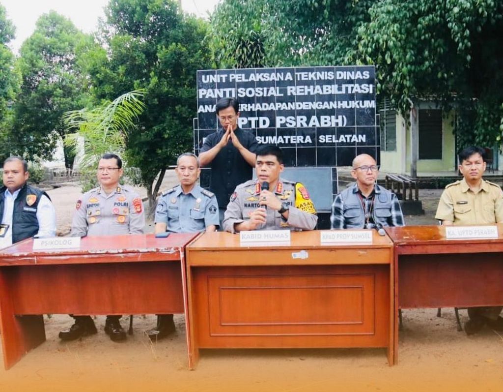 Kepala Bidang Humas Kepolisian Daerah Sumatera Selatan Komisaris Besar Sunarto memberikan keterangan tentang penanganan kasus pembunuhan dan pemerkosaan siswi SMP berisial AA (13), di Palembang, Senin (9/9/2024). 