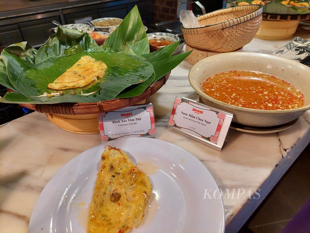 Setelah berkeliling di Ba Na Hills, sempatkan untuk singgah makan siang di Arapang Buffet Restaurant. Dengan paket <i>all you can eat</i> sebesar 350.000 dong atau sekitar Rp 223.000, seorang pengunjung bisa menikmati beragam menu mancanegara. Salah satunya jajanan khas Vietnam <i>banh xeo tom thit</i> (<i>pancake</i> telur dengan isian kacang hijau, udang, taoge, dan daun bawang).