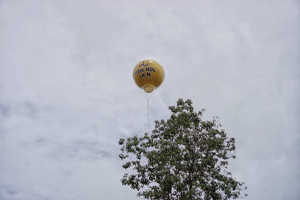 Balon udara penanda lokasi titik nol IKN Nusantara terlihat di kawasan PT ITCI Hutani Manunggal, Kecamatan Sepaku, Penajam Paser Utara, Kalimantan Timur, Rabu (16/2/2022).