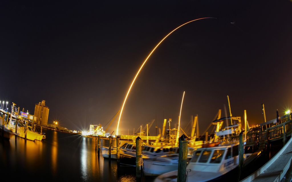 Pemandangan dari dermaga Grills Seafood di Port Canaveral, Florida, AS,  saat roket SpaceX Falcon 9 yang mengangkut, antara lain, dua robot penjelajah dari Jepang dan Uni Emirat Arab, lepas landas dari Stasiun Kekuatan Luar Angkasa Cape Canaveral di Cape Canaveral, Florida, AS, Minggu (11/12/2022). 