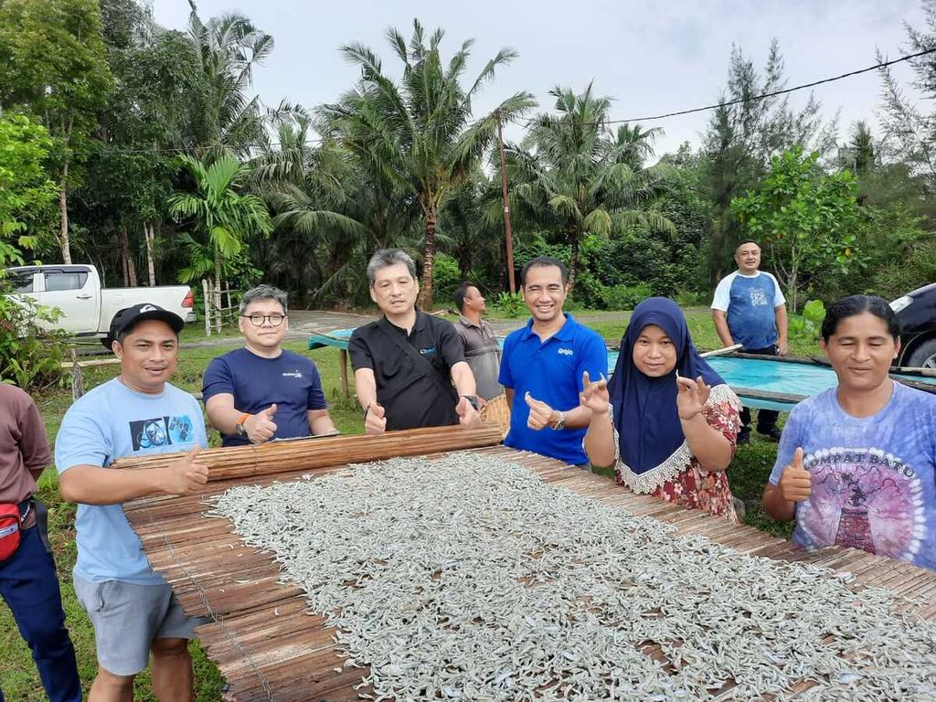 Calon investor mengunjungi sentra pengolahan ikan teri hasil tangkapan dari laut di sekitar Kabupaten Nias Utara, Sumatera Utara, Kamis (12/1/2023).