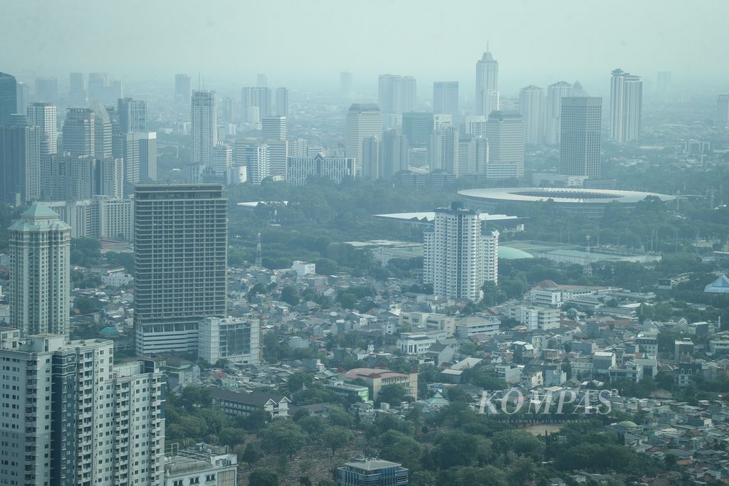 Lanskap gedung pencakar langit dan permukiman yang diselimuti polusi di Jakarta, Sabtu (23/9/2023). Menurut data IQAir, indeks kualitas udara di Jakarta pada Sabtu (23/9/2023) pukul 12.00 menyentuh angka 158 atau tidak sehat. 