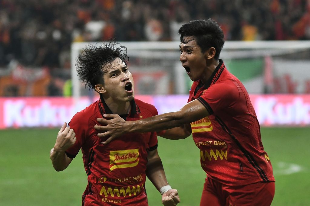 Pemain Persija Jakarta, Ryo Matsumura (kiri), melakukan selebrasi bersama rekannya, Firza Andika (kanan), seusai mencetak kedua ke gawang Persis Solo pada lanjutan Liga 1 di Jakarta International Stadium (JIS). Jakarta Utara, Sabtu (24/8/2024). Persija Jakarta menang dengan skor 2-1.