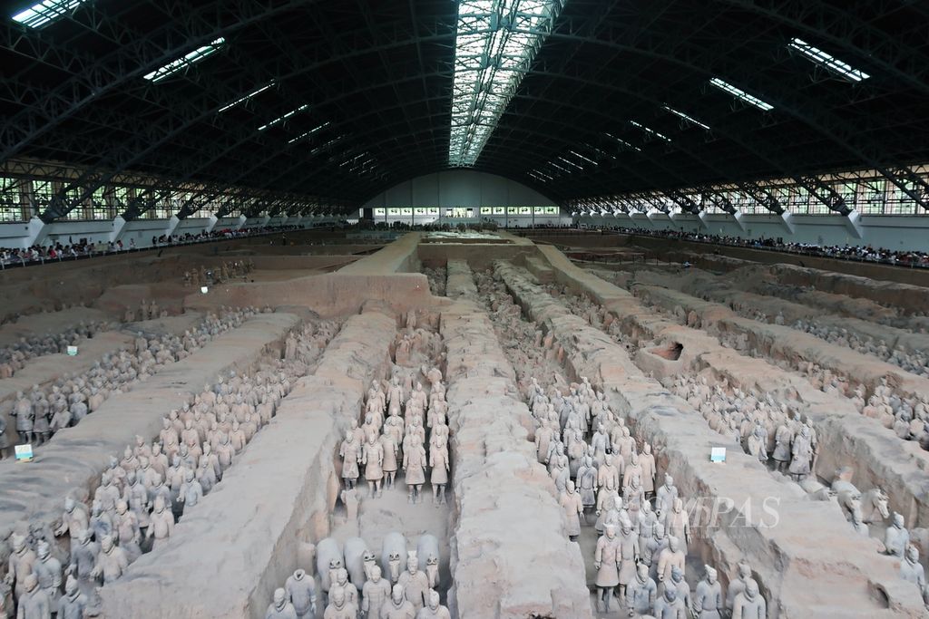 Ribuan patung prajurit terakota berjejer rapi dalam gedung pit satu di Museum Situs Mausoleum Kaisar Qinshihuang, Xi’an, Shaanxi, China, Rabu (17/5/2023). Pit satu merupakan pit terbesar dari tiga pit yang ada. Patung terakota dibuat pada masa pemerintahan kaisar pertama Tiongkok yang juga pendiri Dinasti Qin, yakni Qin Shi Huang. Patung-patung ini dibuat untuk menjaga kaisar Qin setelah wafat di alam baka.