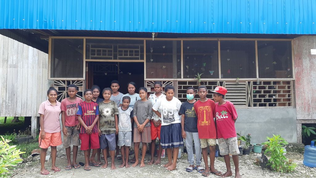 Anak-anak dari pedalaman yang tinggal di Asrama Santo Don Bosco, Arso, Kabupaten Keerom, Papua, Kamis (4/11/2021). Mereka kebanyakan berasal dari keluarga miskin.