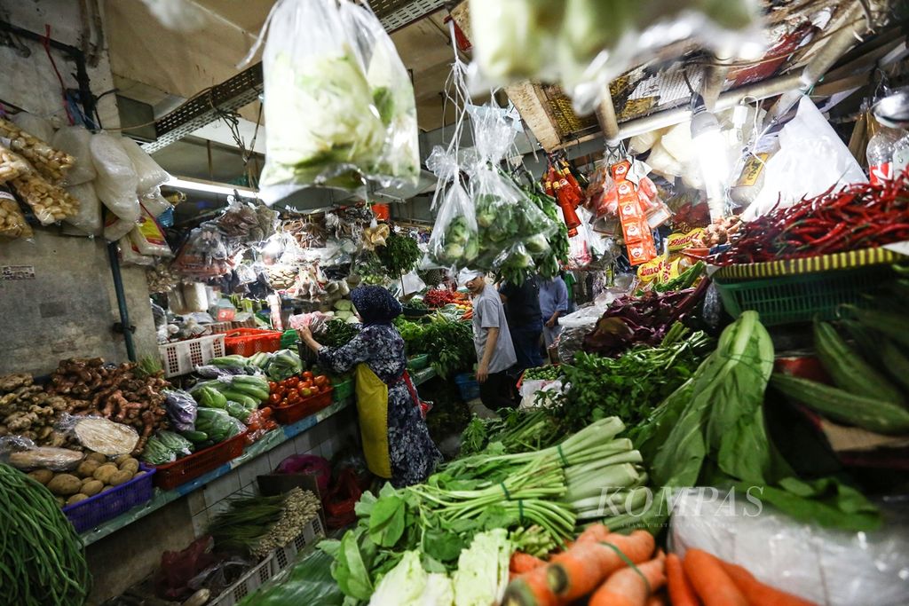 Pedagang sayuran menata dagangannya di Pasar Mayestik, Jakarta Selatan, Senin (2/9/2019). 