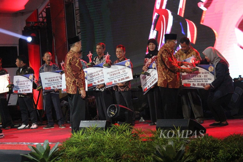 Wali Kota Blitar Santoso (depan) menyerahkan penghargaan pada acara RT Keren Awards 2022 di Graha Patria, Kota Blitar, Jawa Timur, Jumat (9/11/2022).