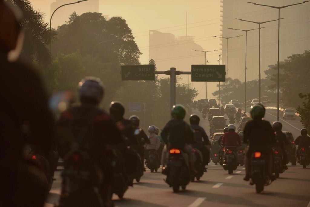 Pengendara menembus kabut pagi yang bercampur dengan asap kendaraan bermotor di Jalan Gerbang Pemuda, Senayan, Jakarta, Rabu (26/6/2019). Asap kendaraan bermotor menjadi salah satu sumber terbesar polusi udara di Jakarta.