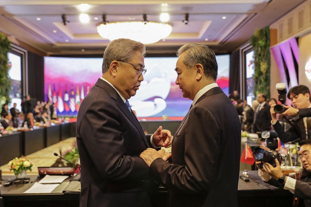 Menteri Luar Negeri Korea Selatan Park Jin (kiri) berbicara dengan Direktur Komisi Luar Negeri Partai Komunis China Wang Yi (kanan) menjelang pertemuan ASEAN Plus Three, Kamis (13/7/2023) di Jakarta. 