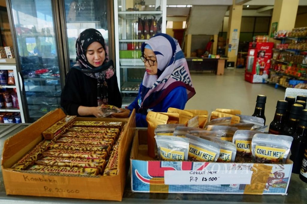 Pengunjung memilih mete di toko oleh-oleh Mubaraq, Kendari, Sulawesi Tenggara, Minggu (23/7/2023). Mete dan berbagai bentuk olahannya menjadi pilihan utama masyarakat saat berkunjung ke wilayah ini.