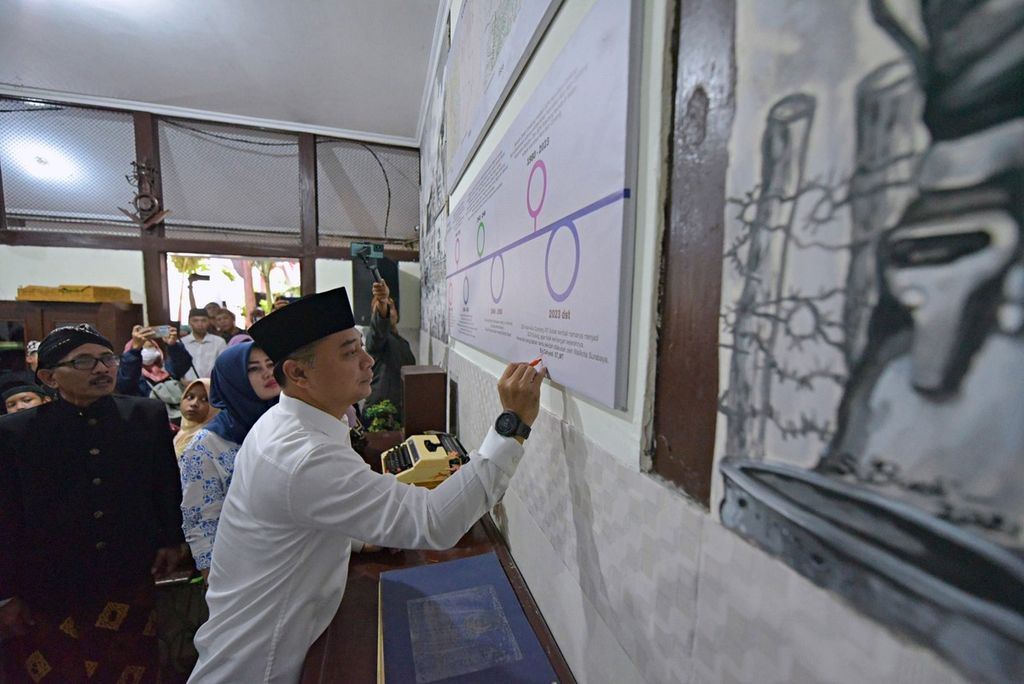 Wali Kota Surabaya Eri Cahyadi bersama sejumlah tokoh membubuhkan tanda tangan pada acara perubahan nama SDN Alun-alun Contong menjadi SDN Sulung Surabaya, Sabtu (17/6/2023).
