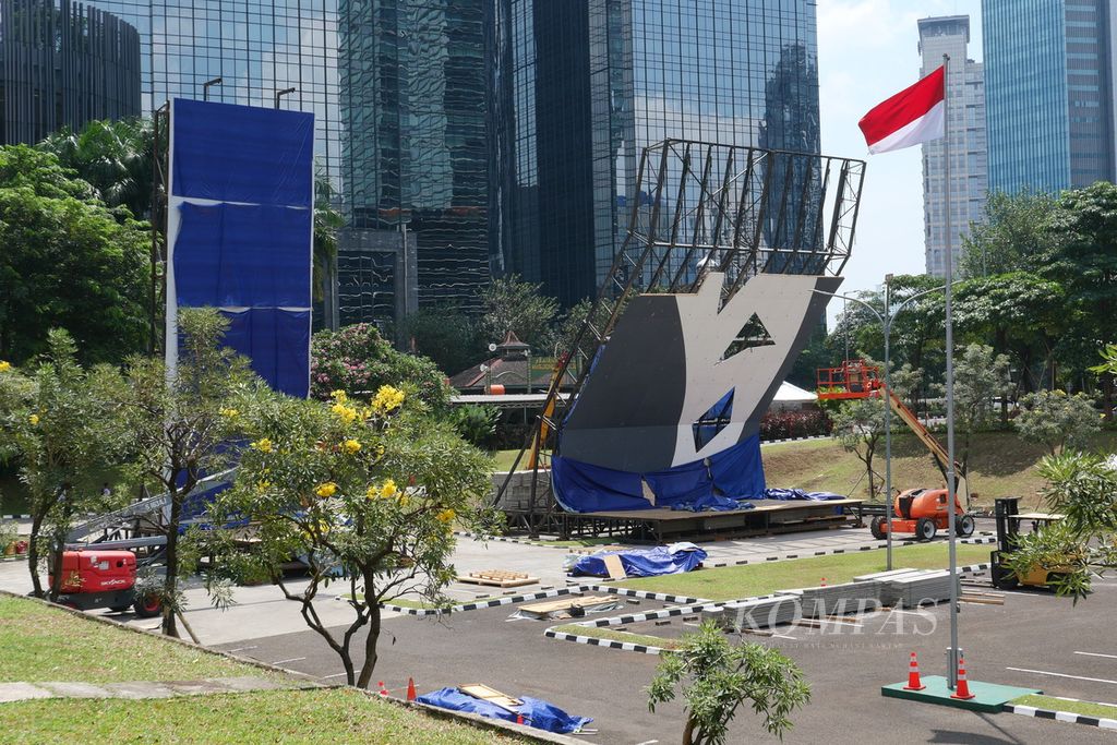 Suasana terakhir pembangunan <i>wall </i>atau dinding lomba <i>speed </i>dan <i>lead </i>untuk seri ke-12 Piala Dunia Panjat Tebing 2022 Indonesia di Kawasan Pusat Bisnis Sudirman, Jakarta, Selasa (6/9/2022). 