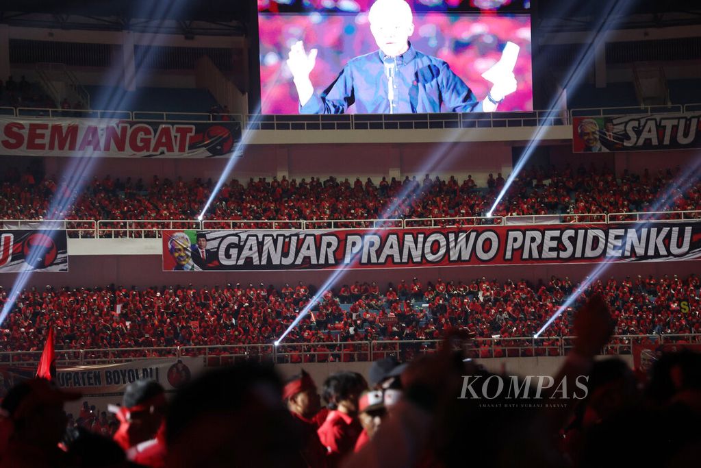 Massa PDI Perjuangan menghadiri acara konsolidasi partai yang dihadiri capres Ganjar Pranowo di Stadion Jati Diri, Kota Semarang, Jawa Tengah, Jumat (25/8/2023). Sebanyak 33.000 orang dan simpatisan PDI-P dari sejumlah daerah di Jawa Tengah hadir untuk memenangkan Ganjar pada Pilpres 2024. 